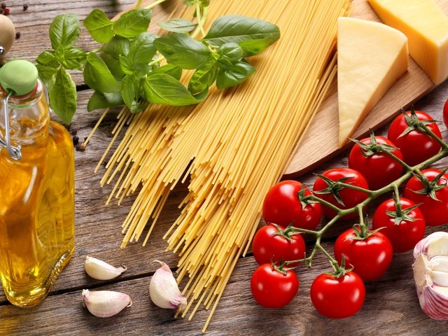 Обои зелень, доска, сыр, масло, помидоры, чеснок, макароны, greens, board, cheese, oil, tomatoes, garlic, pasta разрешение 6496x4331 Загрузить