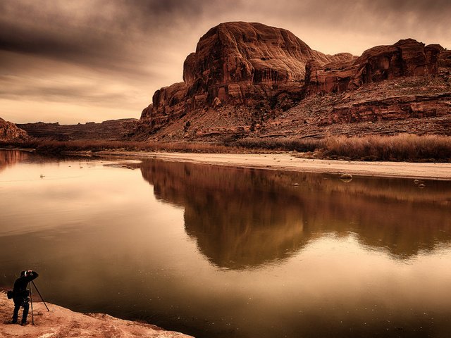 Обои небо, река, скалы, природа, отражение, гора, человек, фотограф, the sky, river, rocks, nature, reflection, mountain, people, photographer разрешение 2048x1367 Загрузить