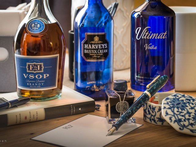 Обои ручка, бутылки, алкоголь, натюрморт, бренди, этикетки, handle, bottle, alcohol, still life, brandy, labels разрешение 2048x1170 Загрузить