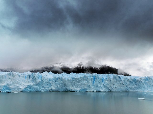 Обои туман, гора, океан, льды, аргентина, fog, mountain, the ocean, ice, argentina разрешение 2560x1477 Загрузить
