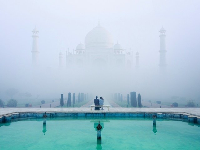 Обои туман, люди, город, пара, индия, тадж-махал, fog, people, the city, pair, india, taj mahal разрешение 2500x1563 Загрузить