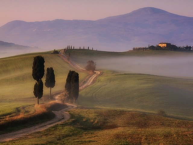 Обои дорога, тоскана, деревья, горы, туман, поле, дома, италия, долина, road, tuscany, trees, mountains, fog, field, home, italy, valley разрешение 3886x2392 Загрузить