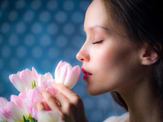 Обои цветы, девушка, профиль, лицо, тюльпаны, губки, flowers, girl, profile, face, tulips, sponge разрешение 1920x1281 Загрузить