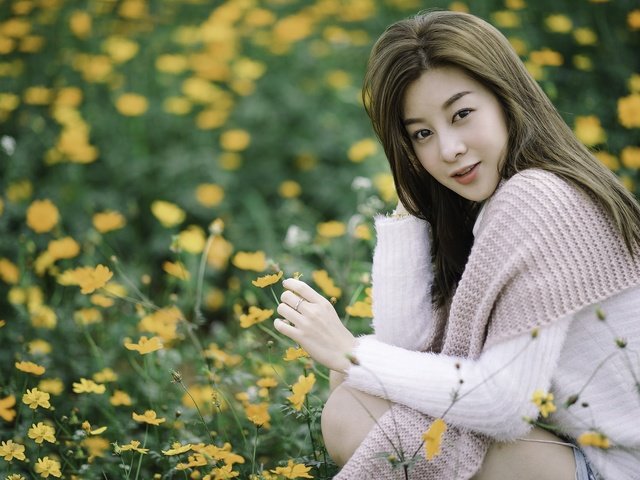 Обои цветы, девушка, взгляд, луг, волосы, азиатка, flowers, girl, look, meadow, hair, asian разрешение 2048x1366 Загрузить