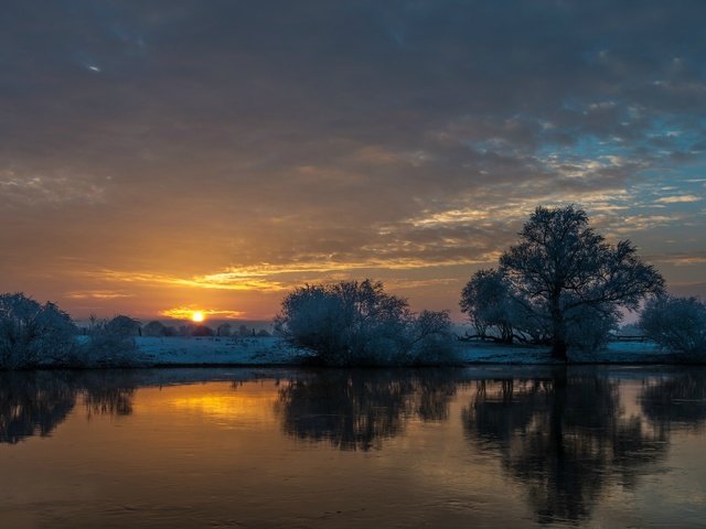 Обои небо, облака, деревья, река, закат, отражение, allerland, the sky, clouds, trees, river, sunset, reflection разрешение 2048x1297 Загрузить