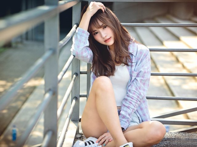 Обои девушка, взгляд, ножки, волосы, азиатка, рубашка, chang, girl, look, legs, hair, asian, shirt разрешение 2048x1366 Загрузить