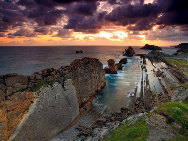 Обои небо, облака, скалы, камни, море, the sky, clouds, rocks, stones, sea разрешение 1920x1280 Загрузить