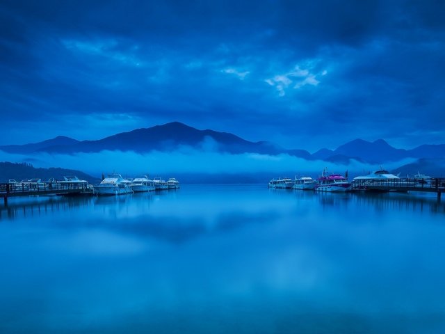 Обои небо, причал, вода, горы, тучи, пейзаж, море, яхты, лодки, the sky, pier, water, mountains, clouds, landscape, sea, yachts, boats разрешение 1920x1080 Загрузить