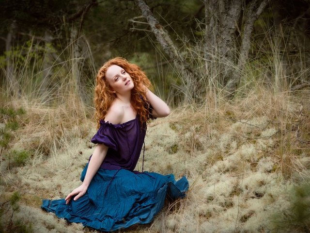 Обои природа, лес, девушка, взгляд, волосы, рыжеволосая, nature, forest, girl, look, hair, redhead разрешение 1920x1274 Загрузить