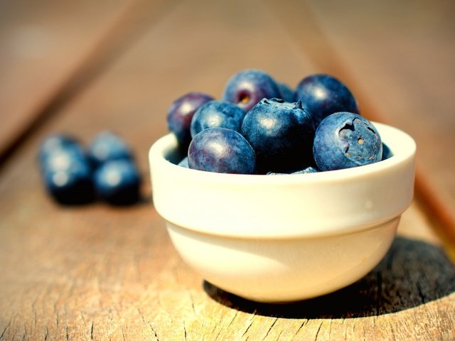 Обои доски, ягоды, черника, миска, board, berries, blueberries, bowl разрешение 2560x1600 Загрузить