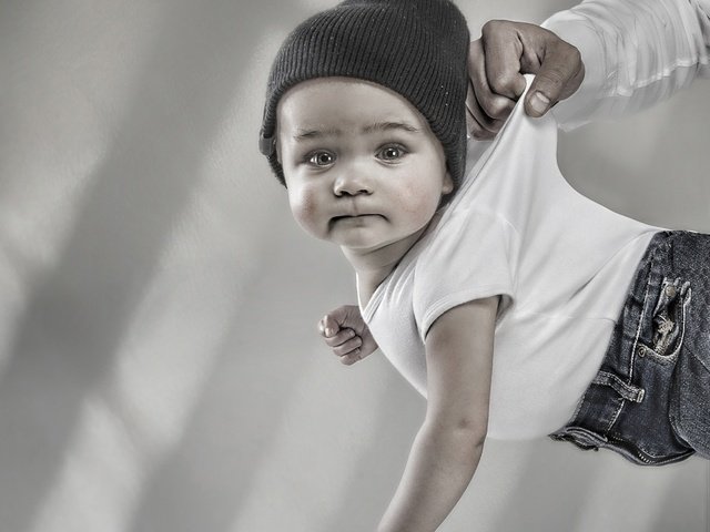 Обои рука, взгляд, ребенок, малыш, футболка, шапочка, hand, look, child, baby, t-shirt, cap разрешение 2504x2468 Загрузить