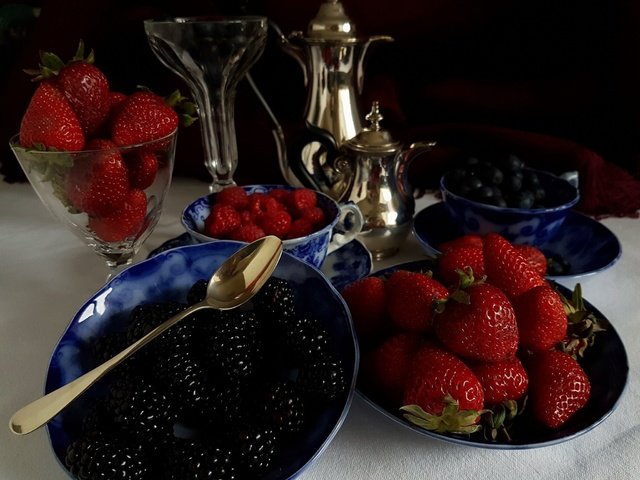 Обои малина, ягода, клубника, ягоды, черника, ежевика, raspberry, berry, strawberry, berries, blueberries, blackberry разрешение 2048x1591 Загрузить