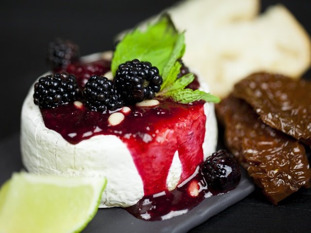 Обои мята, ягоды, лайм, ежевика, тортик, запечённый камамбер, mint, berries, lime, blackberry, cake, baked camembert разрешение 5616x3744 Загрузить