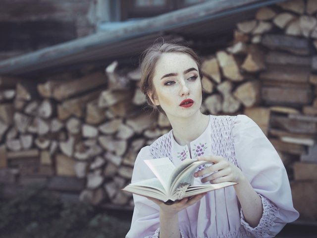 Обои девушка, фон, взгляд, волосы, книга, kasia markiewicz, girl, background, look, hair, book разрешение 2048x1320 Загрузить