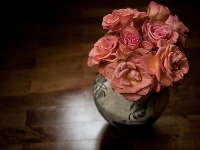 Обои цветы, фон, розы, букет, ваза, flowers, background, roses, bouquet, vase разрешение 2400x1600 Загрузить