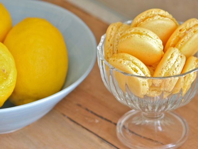 Обои печенье, выпечка, десерт, лимоны, цитрусы, макаруны, cookies, cakes, dessert, lemons, citrus, macaroon разрешение 2560x1600 Загрузить