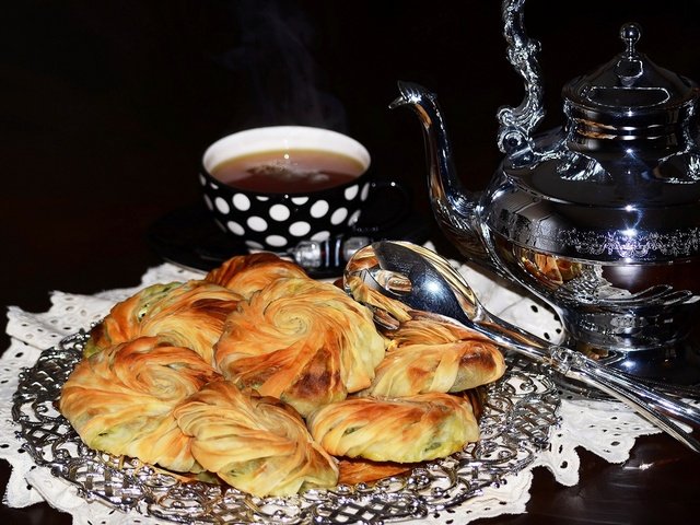 Обои черный фон, чашка, чай, салфетка, чайник, выпечка, пирожки, black background, cup, tea, napkin, kettle, cakes разрешение 1920x1200 Загрузить