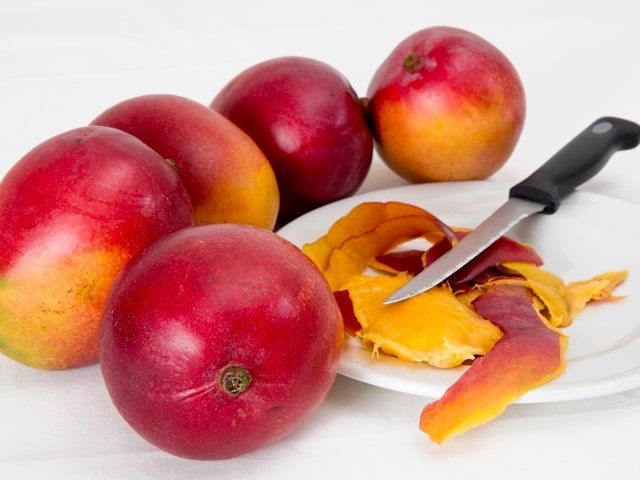 Обои фрукты, белый фон, нож, тарелка, нектарин, манго, fruit, white background, knife, plate, nectarine, mango разрешение 5472x3648 Загрузить