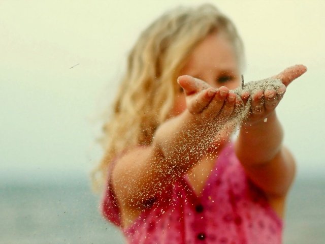 Обои настроение, песок, дети, девочка, ребенок, руки, mood, sand, children, girl, child, hands разрешение 2880x1800 Загрузить