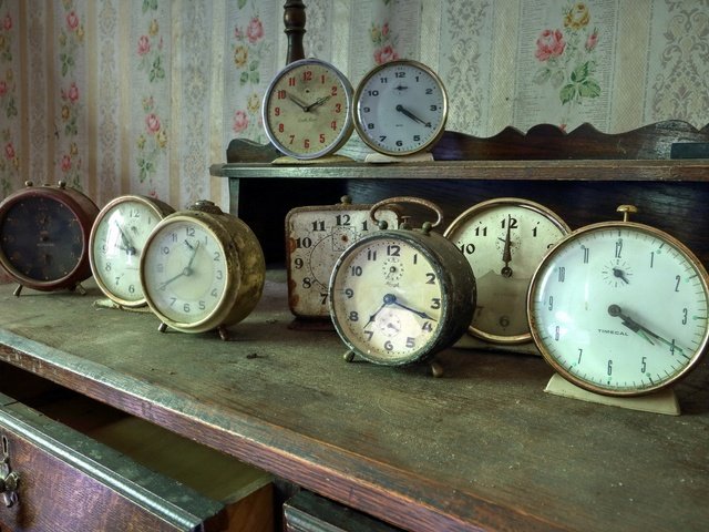 Обои винтаж, стол, часы, время, будильник, старинные часы, vintage, table, watch, time, alarm clock разрешение 2048x1365 Загрузить