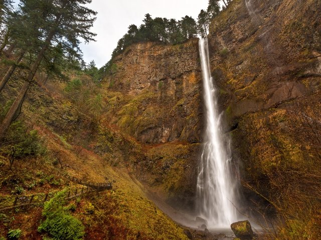 Обои деревья, скалы, водопад, сша, орегон, multnomah falls, водопад мультномах, trees, rocks, waterfall, usa, oregon разрешение 4077x2713 Загрузить