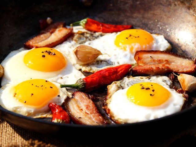 Обои завтрак, яйца, перец, чеснок, яичница, сковорода, сало, breakfast, eggs, pepper, garlic, scrambled eggs, pan, fat разрешение 2880x1920 Загрузить
