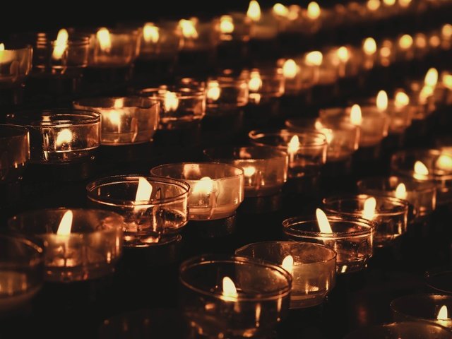 Обои свечи, пламя, огонь, темнота, память, candles, flame, fire, darkness, memory разрешение 5472x3648 Загрузить