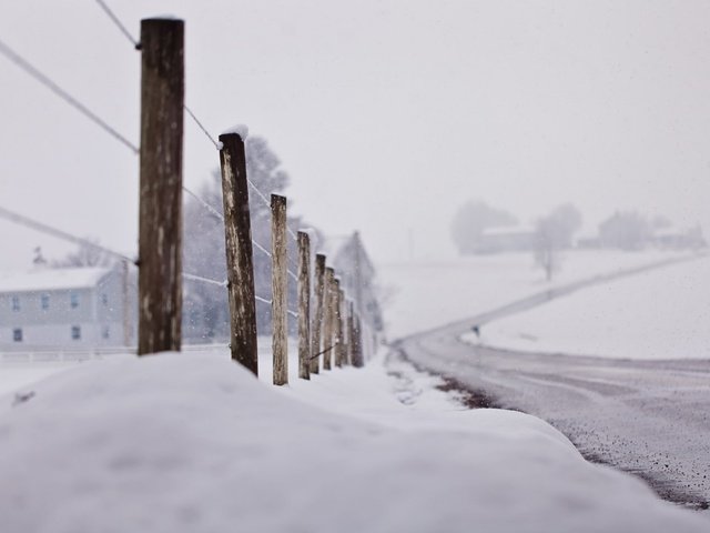 Обои дорога, снег, зима, макро, забор, road, snow, winter, macro, the fence разрешение 1920x1200 Загрузить