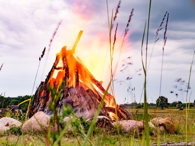 Обои трава, природа, камни, лето, огонь, костёр, grass, nature, stones, summer, fire, the fire разрешение 3840x2160 Загрузить