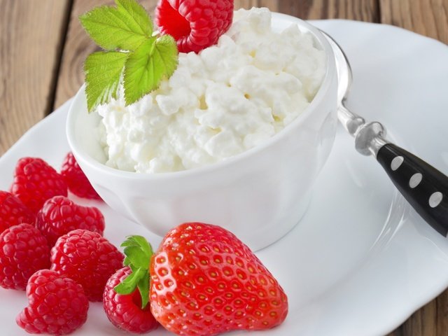 Обои малина, клубника, ягоды, десерт, творог, cottage cheese, raspberry, strawberry, berries, dessert, cheese разрешение 2880x1800 Загрузить