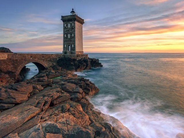 Обои небо, скалы, берег, закат, море, маяк, горизонт, побережье, the sky, rocks, shore, sunset, sea, lighthouse, horizon, coast разрешение 2560x1707 Загрузить