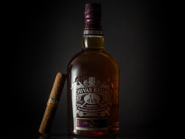 Обои черный фон, бутылка, алкоголь, сигара, виски, чивас ригал, black background, bottle, alcohol, cigar, whiskey, chivas regal разрешение 3000x2066 Загрузить