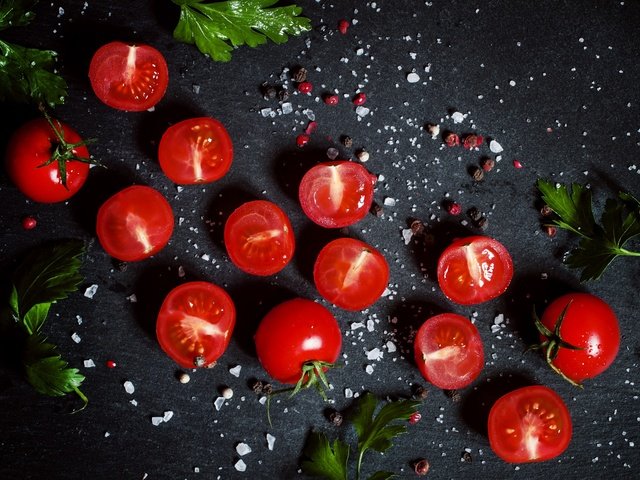 Обои черный фон, овощи, помидоры, петрушка, специи, черри, black background, vegetables, tomatoes, parsley, spices, cherry разрешение 4752x3168 Загрузить