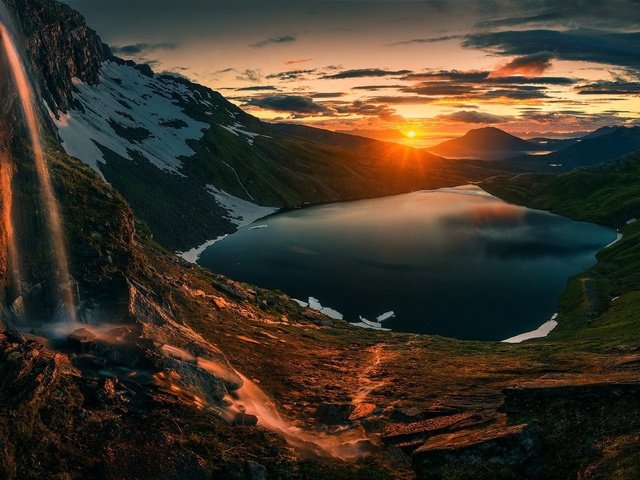 Обои озеро, горы, восход, солнце, природа, водопад, lake, mountains, sunrise, the sun, nature, waterfall разрешение 1920x1200 Загрузить