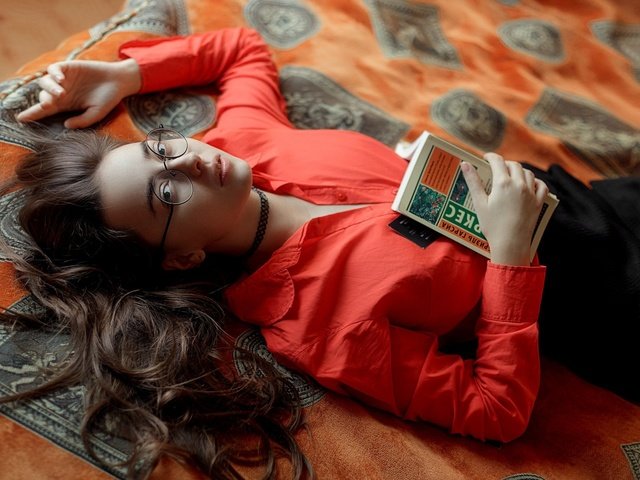 Обои девушка, очки, юбка, ножки, книга, рубашка, степан гладков, girl, glasses, skirt, legs, book, shirt, stepan gladkov разрешение 1920x1200 Загрузить