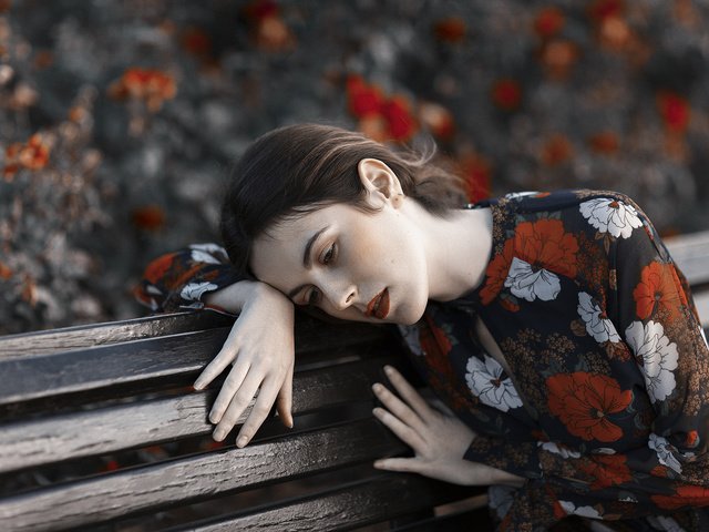 Обои девушка, грусть, волосы, скамейка, лицо, mara saiz, girl, sadness, hair, bench, face разрешение 2048x1365 Загрузить