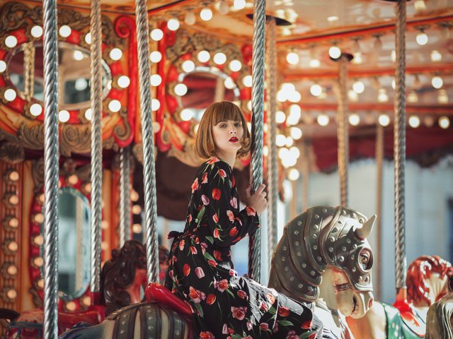 Обои модель, волосы, лицо, лошадка, взгляд., карусель, mara saiz, model, hair, face, horse, look., carousel разрешение 2048x1365 Загрузить