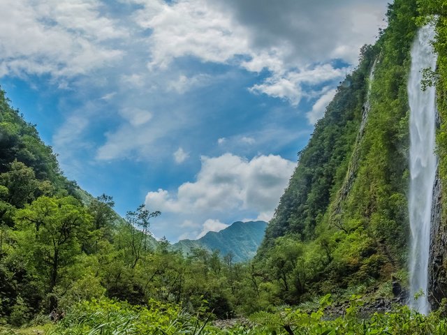 Обои небо, облака, деревья, гора, водопад, облака. растения, the sky, clouds, trees, mountain, waterfall, clouds. plants разрешение 4005x2375 Загрузить