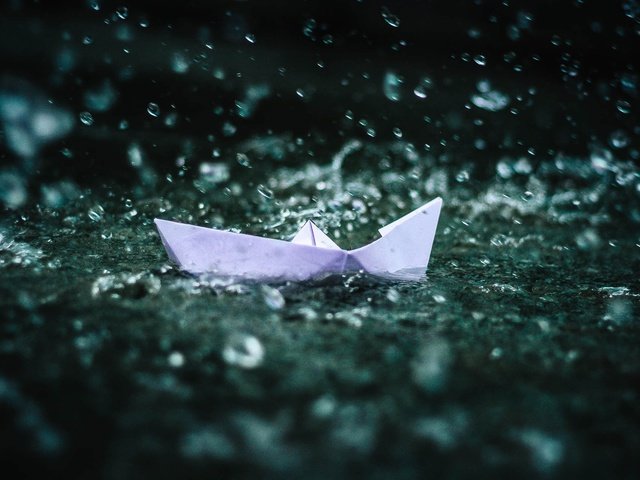 Обои вода, капли, дождь, оригами, кораблик, бумажный кораблик, water, drops, rain, origami, boat, paper boat разрешение 2592x1456 Загрузить