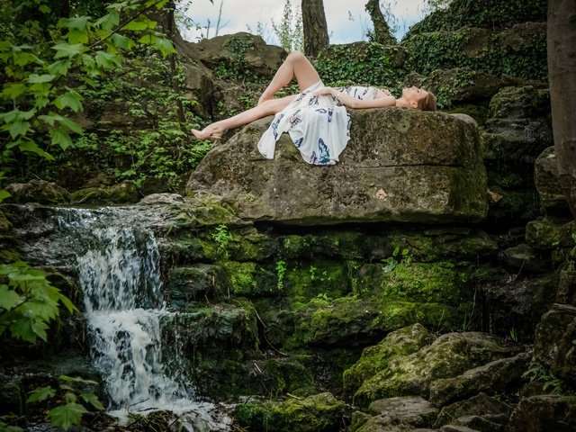 Обои природа, камни, девушка, настроение, поза, водопад, модель, ele gance, nature, stones, girl, mood, pose, waterfall, model разрешение 2048x1356 Загрузить