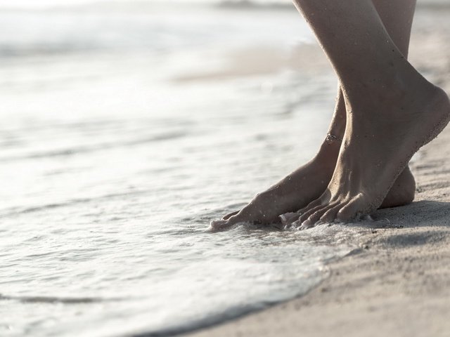 Обои море, песок, пляж, ноги, браслет, прилив, sea, sand, beach, feet, bracelet, tide разрешение 1920x1280 Загрузить