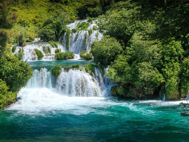 Обои деревья, вода, река, природа, лес, водопад, хорватия, trees, water, river, nature, forest, waterfall, croatia разрешение 2048x1272 Загрузить