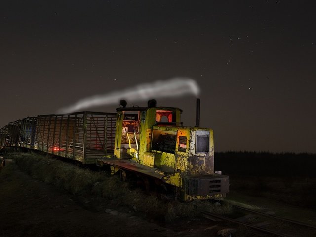 Обои ночь, железная дорога, поезд, локомотив, средство передвижения, night, railroad, train, locomotive, vehicle разрешение 2048x1152 Загрузить