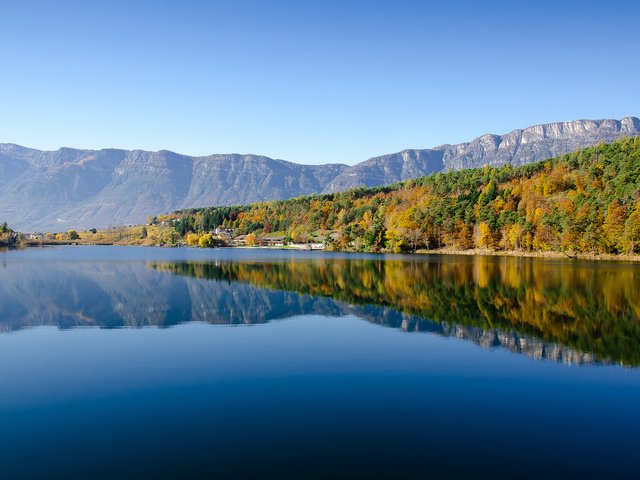 Обои небо, деревья, озеро, горы, лес, отражение, the sky, trees, lake, mountains, forest, reflection разрешение 3840x2400 Загрузить