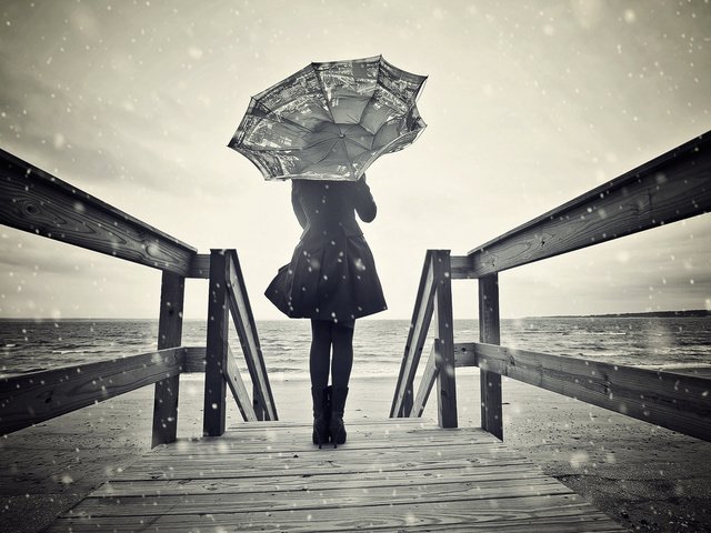 Обои деревянный мост, снег, берег, девушка, настроение, мост, чёрно-белое, модель, зонт, wooden bridge, snow, shore, girl, mood, bridge, black and white, model, umbrella разрешение 1920x1080 Загрузить