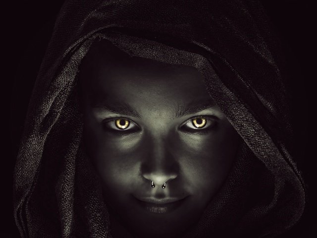 Обои девушка, портрет, модель, лицо, темнота, пирсинг, капюшон, girl, portrait, model, face, darkness, piercing, hood разрешение 3840x2160 Загрузить