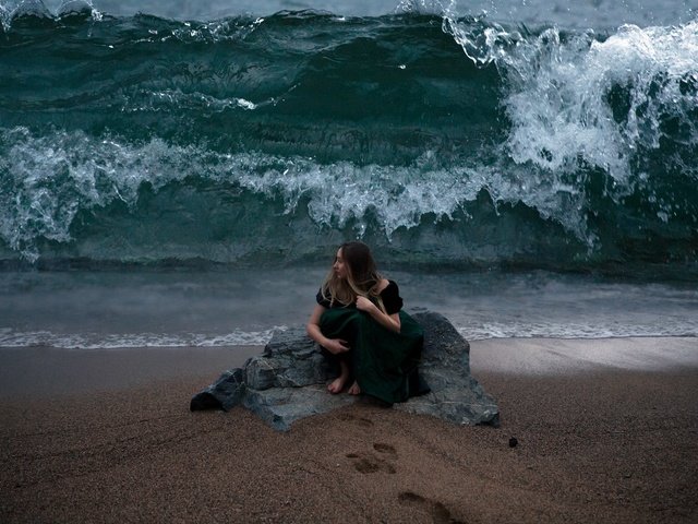 Обои девушка, море, поза, пляж, волна, черное платье, girl, sea, pose, beach, wave, black dress разрешение 2048x1365 Загрузить