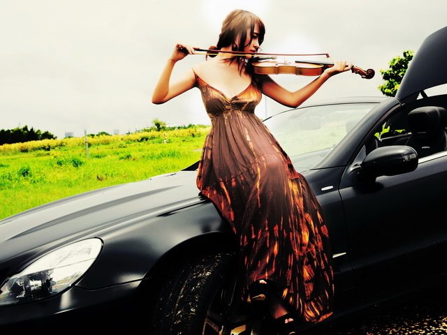 Обои девушка, скрипка, музыка, автомобиль, мерседес-бенц, girl, violin, music, car, mercedes-benz разрешение 1920x1080 Загрузить