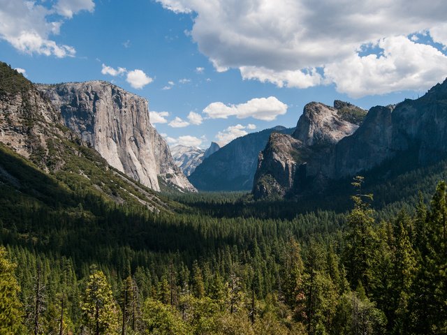 Обои небо, облака, деревья, горы, природа, лес, пейзаж, william warby, the sky, clouds, trees, mountains, nature, forest, landscape разрешение 2560x1600 Загрузить