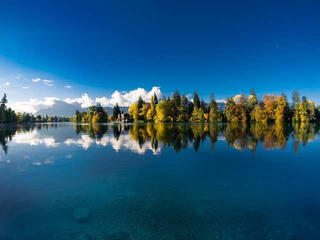 Обои небо, samuel hess, облака, озеро, природа, лес, отражение, пейзаж, осень, the sky, clouds, lake, nature, forest, reflection, landscape, autumn разрешение 3840x2400 Загрузить